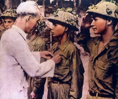 Bác Hồ gắn huy hiệu Chiến sĩ Điện Biên Phủ cho cán bộ chiến sĩ lập thành tích xuất sắc trong chiến dịch.